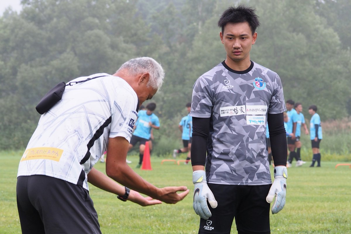 Blancdieu_Hiro's tweet photo. ／
元日本代表 小島伸幸氏
GKコーチとして来訪のご報告⚽
＼
小島氏には技術的な部分や試合を意識したプレー、自分に合ったポジショニングの取り方など指導していただきました。
河野選手・坂井選手にとっても非常にいい刺激とトレーニングをしてただく事ができました。
https://t.co/3CjLbmXCBI https://t.co/RnqBGpWCPk