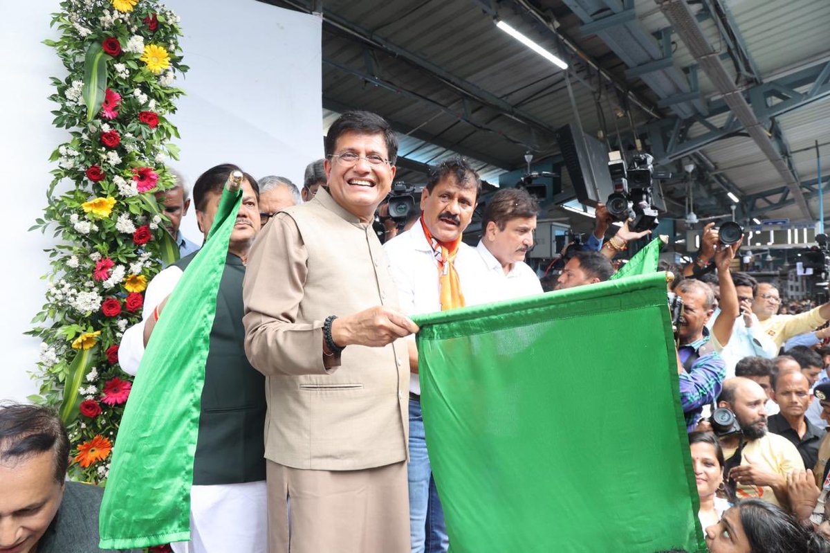 RDSOLucknow's tweet photo. केंद्रीय मंत्री श्री @PiyushGoyal एवं रेल मंत्री श्री @AshwiniVaishnaw द्वारा महाराष्ट्र के कोंकण क्षेत्र में रेल कनेक्टिविटी बढ़ाने के क्रम में आज बांद्रा टर्मिनस – मडगांव रेल सेवा को हरी झंडी दिखाकर रवाना किया गया।
Source: @RailMinIndia https://t.co/nDAbNCEcBM