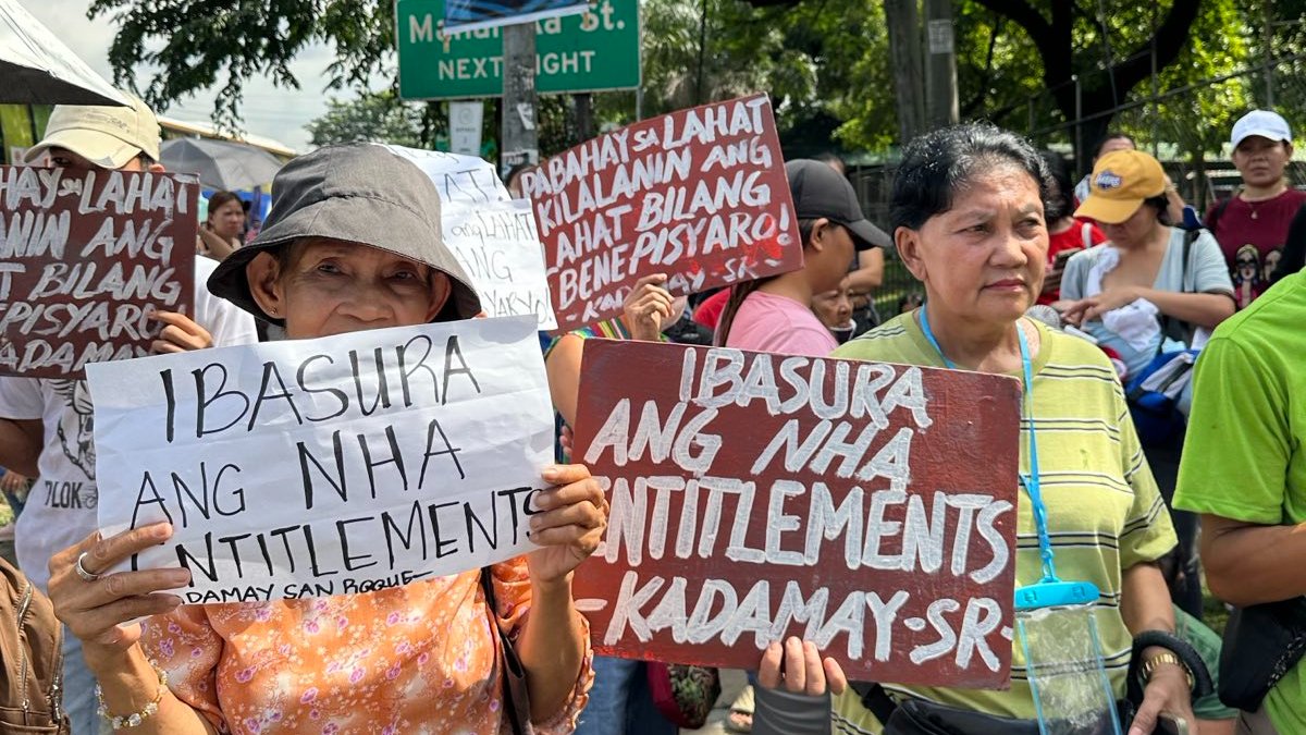 kadamayph's tweet photo. TINGNAN: Nagsagawa ng kilos-protesta ang Kadamay San Roque sa National Housing Authority upang kundenahin ang malawakang disqualification ng mga residente para sa programang pabahay ng ahensya. Ang mga entitlements na inilatag sa PIAC ay nagdudulot ng diskriminasyon. https://t.co/o3DqnJJWMd