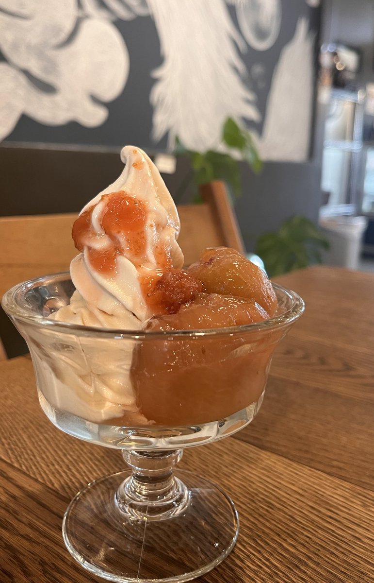 sasayacafe's tweet photo. 雨の日にはさっぱりデザート！
オススメは季節のソースがかかった
#ヴィーガンソフトクリーム🍦💭

ただ今の季節のソースは『#いちじく』です👒
 いちじくのコンポートとジャムが両方味わえる今の季節ならではの特別なソフトクリームをぜひお楽しみくださいっ☺️✨
#SASAYAcafe #vegun #錦糸町 #押上 https://t.co/cM7RhP1z5o