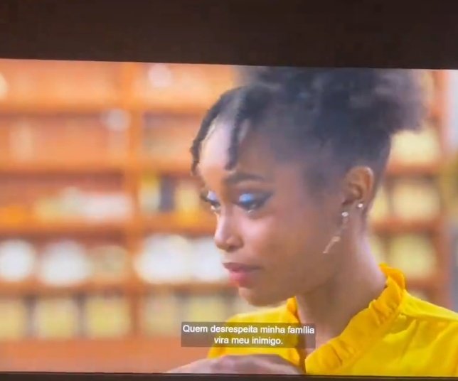 sakuracomuna's tweet photo. então deixa eu ver se eu entendi, essa briga da fatou é da leia foi pq a leia viu a fatou com a mãe sentiu falta da mãe dela e foi pro banheiro chorar de SAUDADE e a fatou achou ruim? e todo mundo começou a excluir dela por causa disso? eu tô APAVORADA é pior do que eu imaginava https://t.co/H5yQKE4fEq