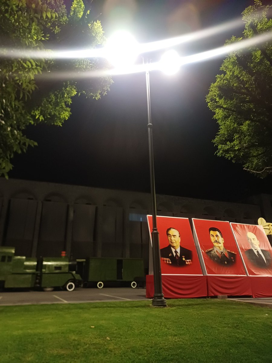 По-моему мы завтра все хорошенько кринжанем, иначе эти портреты и красные тряпки с прославлением совка я объяснить не могу

Биздин ата-бабаларыбызды басым кылган советтик режимди даңазалоо бул чындап эле маңкурттук 🗿🗿