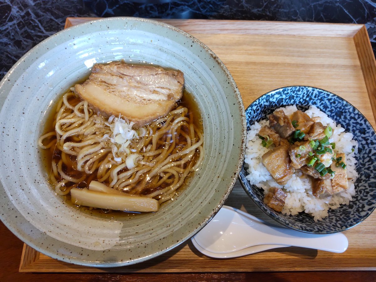 mane_ramen's tweet photo. 外暑すぎて通勤開始1分で寄り道🚶‍♂️ https://t.co/oFKnAqANSp