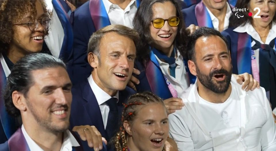 libertaire10's tweet photo. Le faux-cul incarné ... Macron pose à coté d'athlètes en situation de handicap, la main sur l'épaule et en même temps, il leur diminue les allocations. https://t.co/GcGSZo2srF