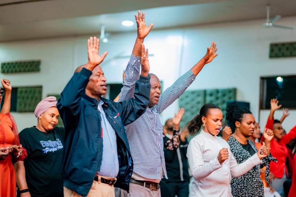 BMiraclesChurch's tweet photo. IBANGA👂:IBYO IMANA ISHAKA NIBYO BYIZA-BIRATUNGANYE
#ProphetAKIM 🤝
Rom 12:2
Kandi ntimwishushanye n'ab'iki gihe, ahubwo muhinduke rwose mugize imitima mishya, kugira ngo mumenye neza ibyo Imana ishaka, ari byo byiza bishimwa kandi bitunganye rwose.
#ImpointoPo #Jesus https://t.co/Bs1yzGLSgQ