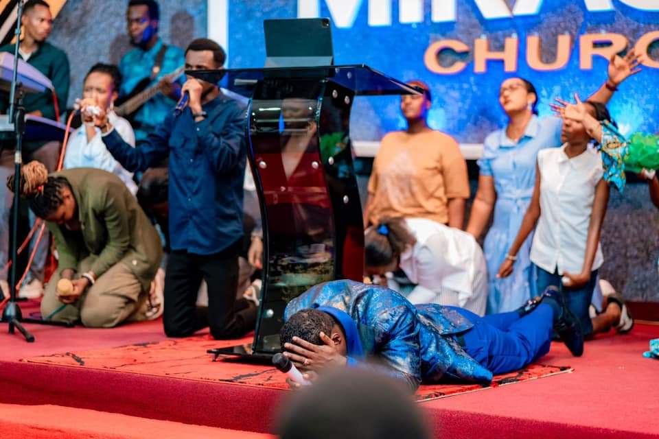 BMiraclesChurch's tweet photo. IBANGA👂:IBYO IMANA ISHAKA NIBYO BYIZA-BIRATUNGANYE
#ProphetAKIM 🤝
Rom 12:2
Kandi ntimwishushanye n'ab'iki gihe, ahubwo muhinduke rwose mugize imitima mishya, kugira ngo mumenye neza ibyo Imana ishaka, ari byo byiza bishimwa kandi bitunganye rwose.
#ImpointoPo #Jesus https://t.co/Bs1yzGLSgQ