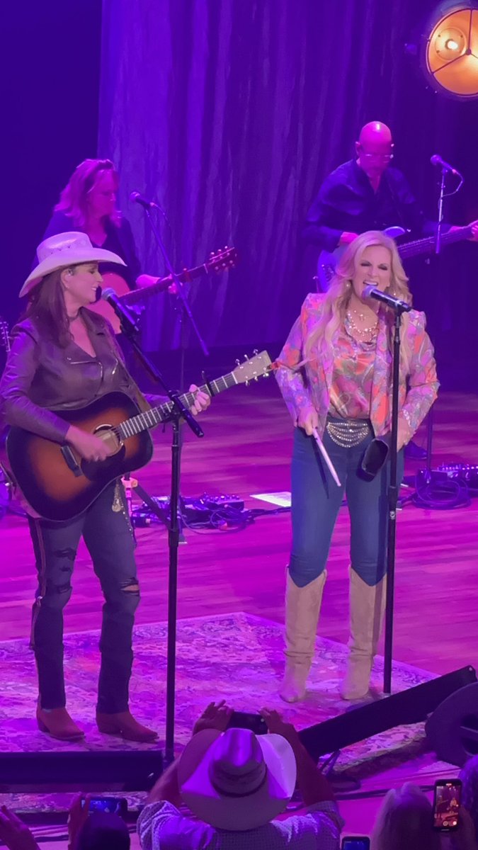 jg2924's tweet photo. @TerriClarkMusic featuring @trishayearwood on cowbell! #PoorPoorPitifulMe https://t.co/5X8rt27J3f