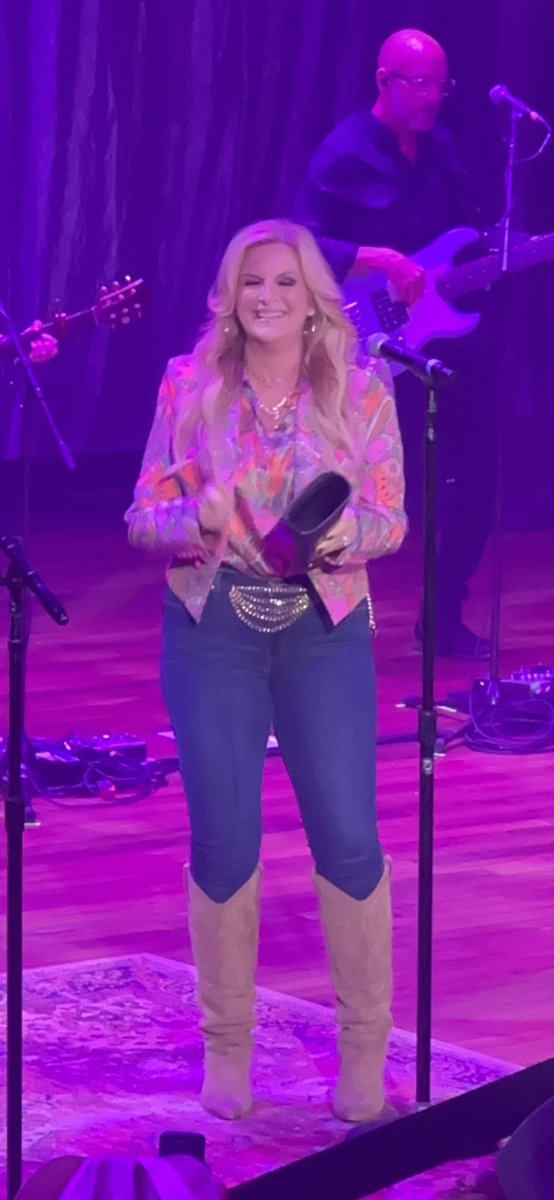 jg2924's tweet photo. @TerriClarkMusic featuring @trishayearwood on cowbell! #PoorPoorPitifulMe https://t.co/5X8rt27J3f