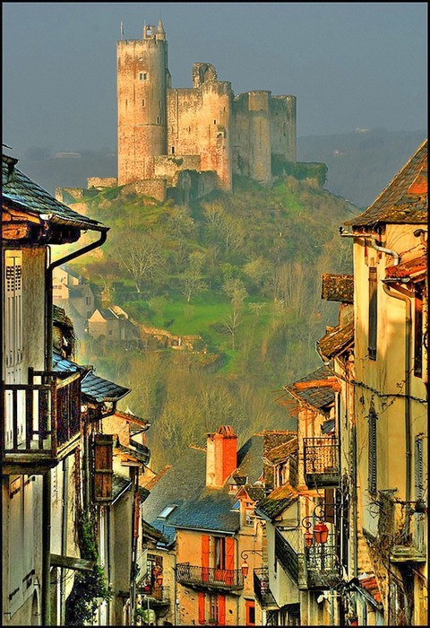NikkiDale's tweet photo. Castle on the Hill, Najac, France #CastleontheHill #Najac #France https://t.co/vfBNiM28o7 https://t.co/TF1ab1obEn