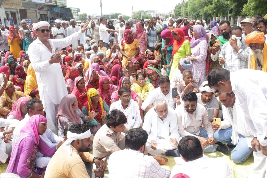 All India Farm Workers Union's fierce demonstration in Rajasthan's Hanumangarh district regarding the demands of MNREGA.
Massive protest by Hanumangarh District committee of AIAWU on MNREGA issues.