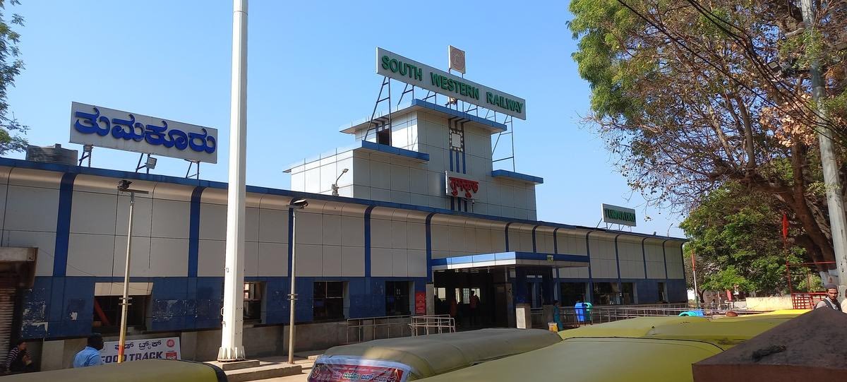 VSOMANNA_BJP's tweet photo. The proposed view of Tumakuru Station after upgradation, which aims to become a beacon of passenger-friendly amenities and a gateway to our city's growth. The station's facade will be a stunning tribute to the revered Sri Siddaganga Math, reflecting the rich cultural heritage of our Tumakuru.  

Beyond its aesthetic appeal, the upgraded station will offer a host of modern passenger-friendly amenities, including Multi-level parking , Retail spaces, modern passenger lounges and waiting halls, separate entry & exit, and additional platforms to meet the future needs of the city.