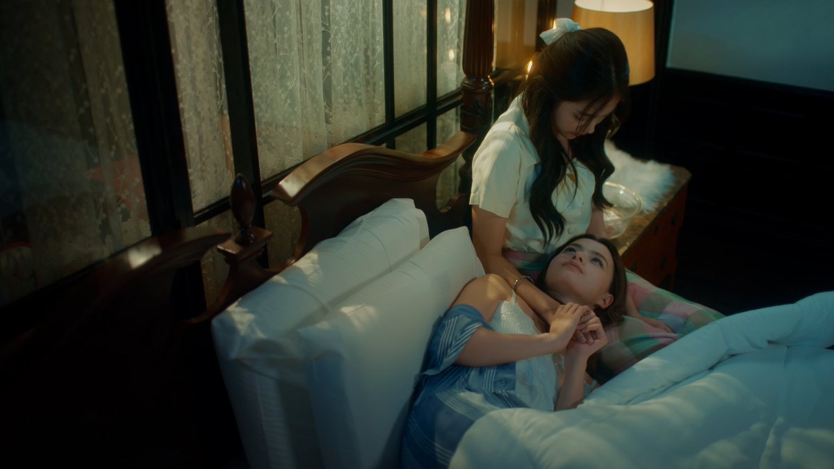 ALLNewsEXPRESS1's tweet photo. ปิ่นภักดิ์ (The Loyal Pin) ตอนที่ 5
#ปิ่นภักดิ์ #TheLoyalPin 
#idolfactoryTH 
#Beckysangels #srchafreen 
คุณปิ่น (ฟรีน สโรชา) รู้สึกสับสนทั้งในการกระทำของท่านหญิงอนิล (เบ็คกี้ รีเบคก้า) และความรู้สึกของตัวเอง จนต้องหนีหน้าอนิลอยู่หลายวัน อนิลเองก็เศร้าซึมจนเป็นไข้ แต่ก็ได้ปิ่นมาคอยดูและจนหาย อนิลได้สารภาพรักกับปิ่นแต่ปิ่นเองกลับตอบไปเพียงว่าไม่รู้ในความรู้สึกของตน จนทำให้อนิลนึกน้อยใจ 

รับชม #ปิ่นภักดิ์ EP.5 ได้ในคืนวันอาทิตย์ ที่ 1 กันยายนนี้ เวลา 22.15 ทาง #Workpoint23 และสามารถรับชมย้อนหลังแบบ UNCUT ได้ฟรีทาง Youtube : IDOLFACTORY OFFICIAL   สามารถติดตามข้อมูลข่าวสารต่างๆ ของซีรีส์ได้ทางทุกช่องทางโซเชียลมีเดีย @TheLoyalPin2024