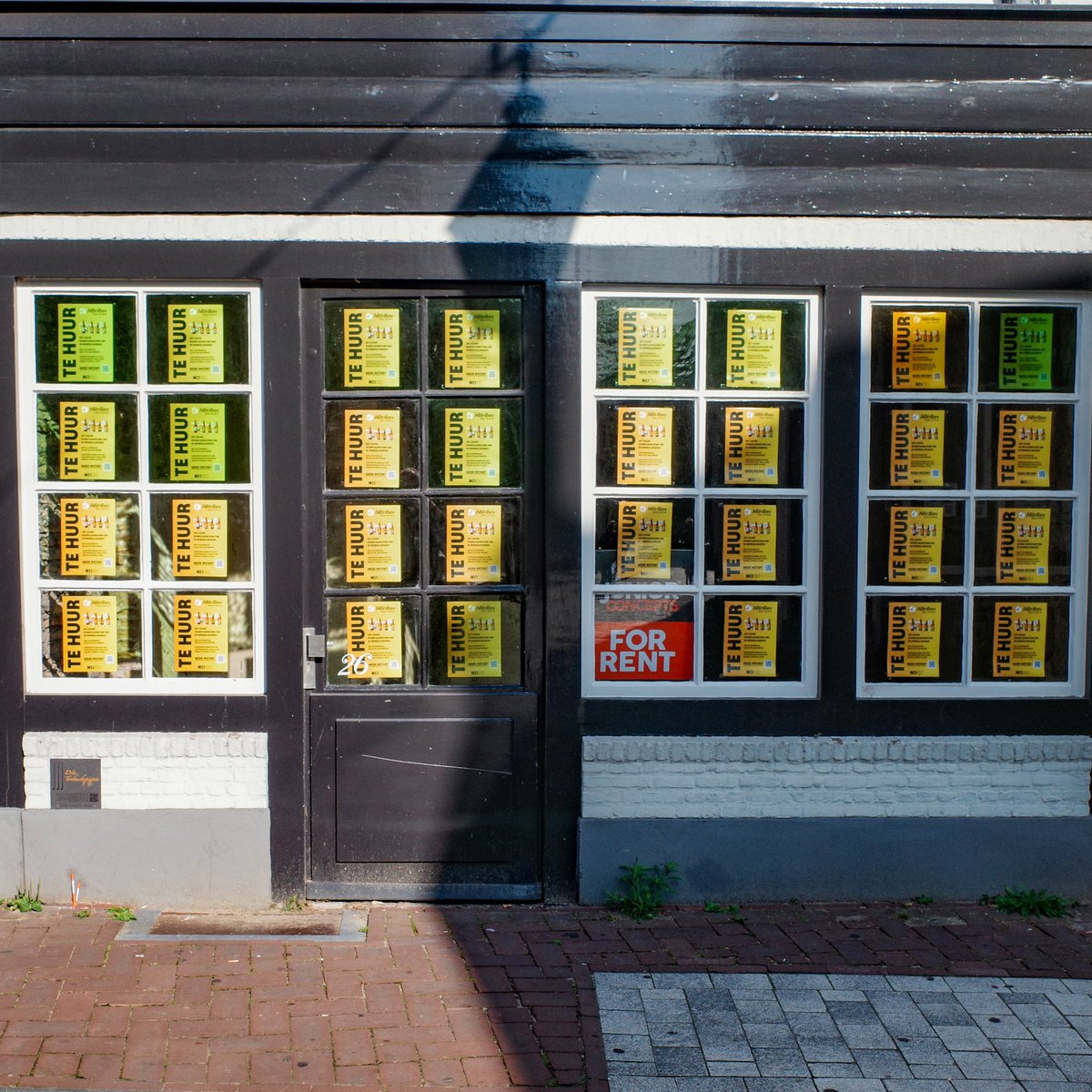 Straatjutten 4826: Te huur
Dit pand in Breda staat maar liefst 31 keer te huur en 1 keer "For Rent". Waar normaal slechts 1 of 2 posters voorzichtig roepen dat je hier kan huren, klinkt hier een niet te missen koor: te huur!
#ideeënstarter: benut de kracht van herhaling.