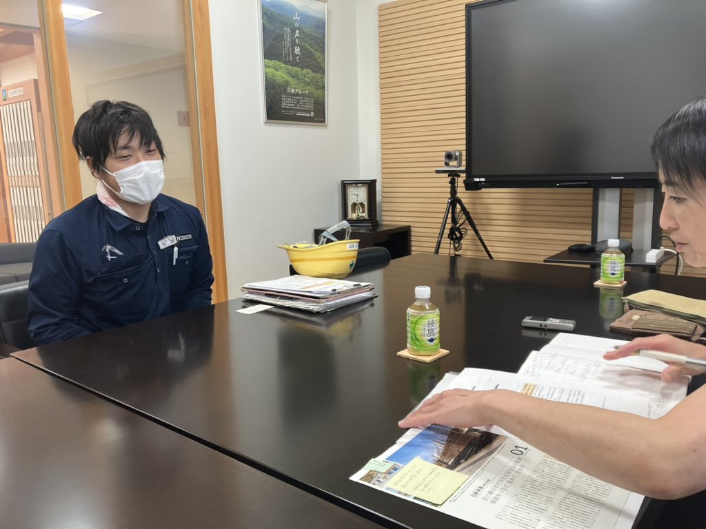 Leading_sanin's tweet photo. #鳥取・島根のリーディング企業

今回は、
#日新グループ
日新林業株式会社様へ！

合板で作られたコースターを
お土産にいただきました🙌
ありがとうございます✨

今回は、
入社1〜2年の若手社員さんに
お仕事のことインタビューしてきました！

詳細は
12月25日発売のリーディング企業にて！

#就活 https://t.co/T7Ns6hLsGr