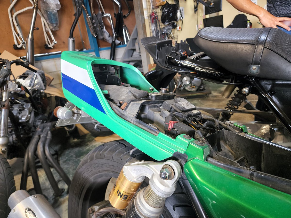 GUYSFactoryGAIA's tweet photo. ZRXテールカウル修理。
取り付け部分が全て折れていてカパカパ状態でした💦
破片も無かったので、1から制作して完璧✨
綺麗に治りました〜👋

#ZRX #カウル修理 #大阪バイク屋 #バイク屋 #堺バイク屋 #motoshopGAIA #GUYSFACTORY #大阪バイク販売 #NC31 #CB400SF #旧車 https://t.co/lgZMxcJFrc