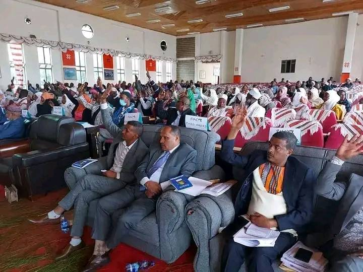 alhadiyawi's tweet photo. Silte Zone Council will be holding a session today where it is expected that Silte Zone administrator Ali Kedir as well as Silte Zone PP chief and govt coordinator Kedru Abdela will be removed formally from their posts.
#Silte https://t.co/5n1gH88W3P