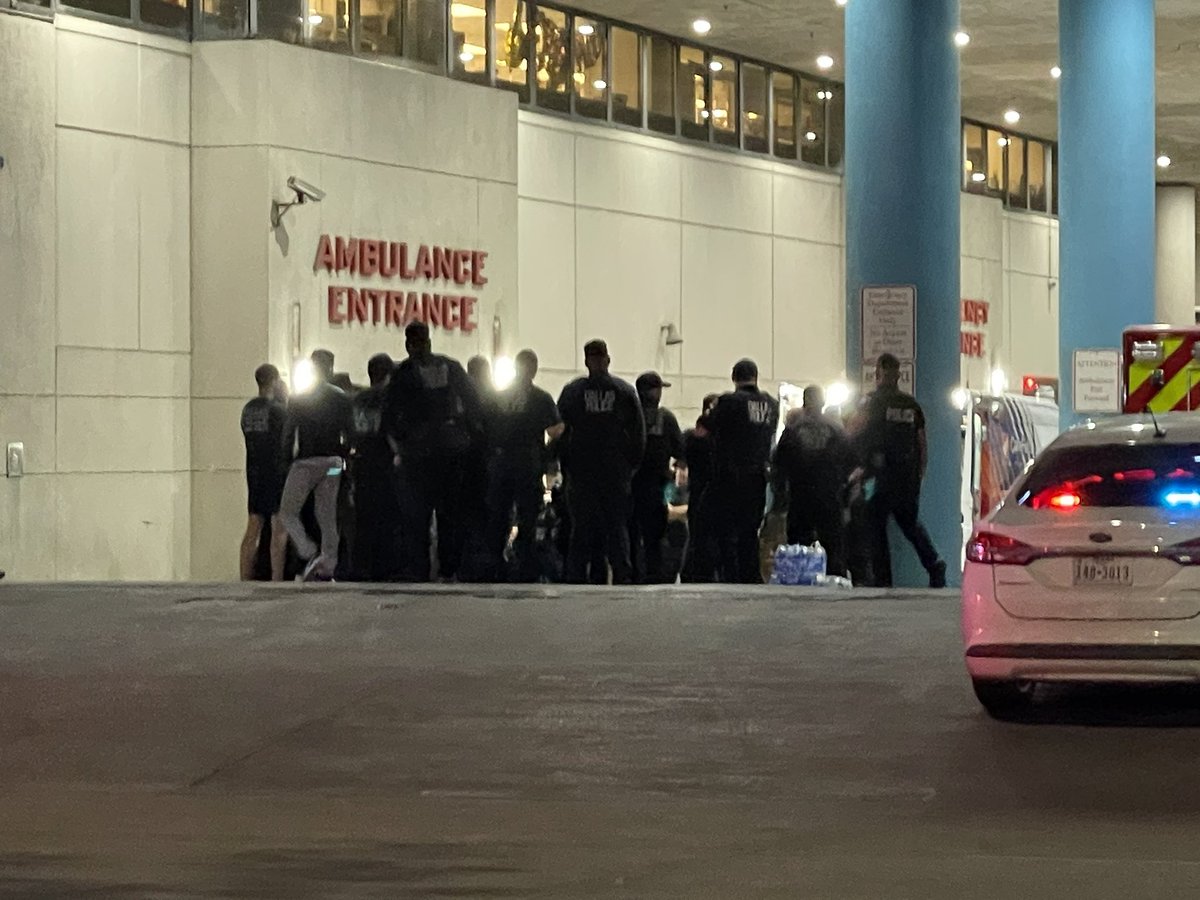 HowertonNews's tweet photo. BREAKING: 1 of the 3 Dallas officers shot in the South Central division tonight has died.

Another officer is critical and the third is expected to be ok.

The suspect was shot and killed in Lewisville after a chase.

Incredibly sad night for DPD. Two of the officers were brought to Baylor Scott and White in downtown Dallas, the other at Dallas Methodist.

Still a large supportive police presence at Baylor. 

(@wfaa)