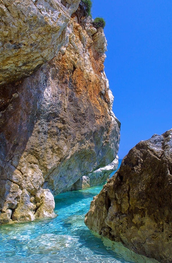 NikkiDale's tweet photo. Turquoise Water, Pelion Rocks, Greece #TurquoiseWater #PelionRocks #Greece https://t.co/yIfr8p9ShG https://t.co/ypfxLGEptw