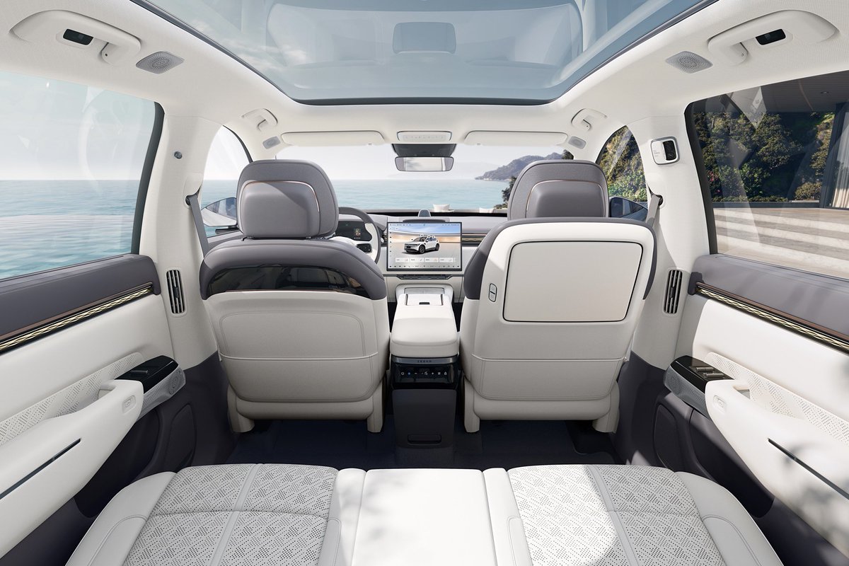 ZeekrGlobal's tweet photo. Thanks to the pure electric Sustainable Experience Architecture (SEA), the #Zeekr7X boasts an exceptionally roomy and comfy interior with superior headroom and legroom. https://t.co/MYSvexeh59