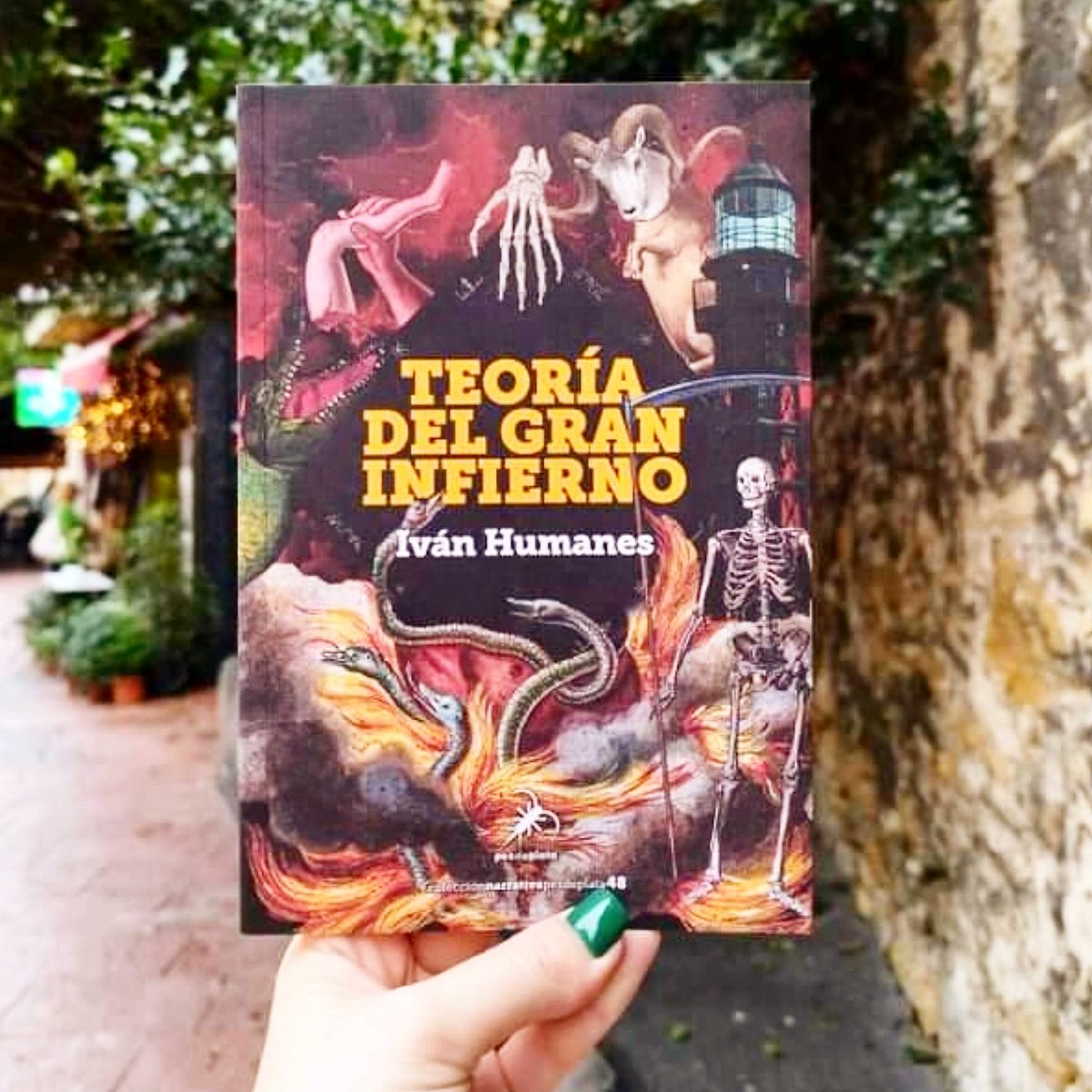 30/09 👹💀 Rituales de santería, sacrificios humanos, extrañas parafilias, antropofagia. Colmillos ensangrentados desgarran pieles, depravados sexuales acechan en la noche. Se alzan las copas, la ayahuasca está lista para esta ouija infernal. 🧟🌛

👉editorialpezdeplata.com/coleccion-narr…