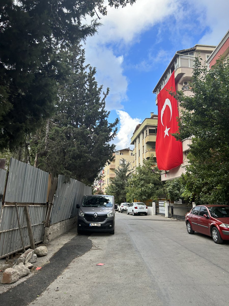 kntgzhn's tweet photo. Adamın günahını aldık ama bayrağın nerede asıldığı yine manidar 🙂 https://t.co/I54D3ZtLHg