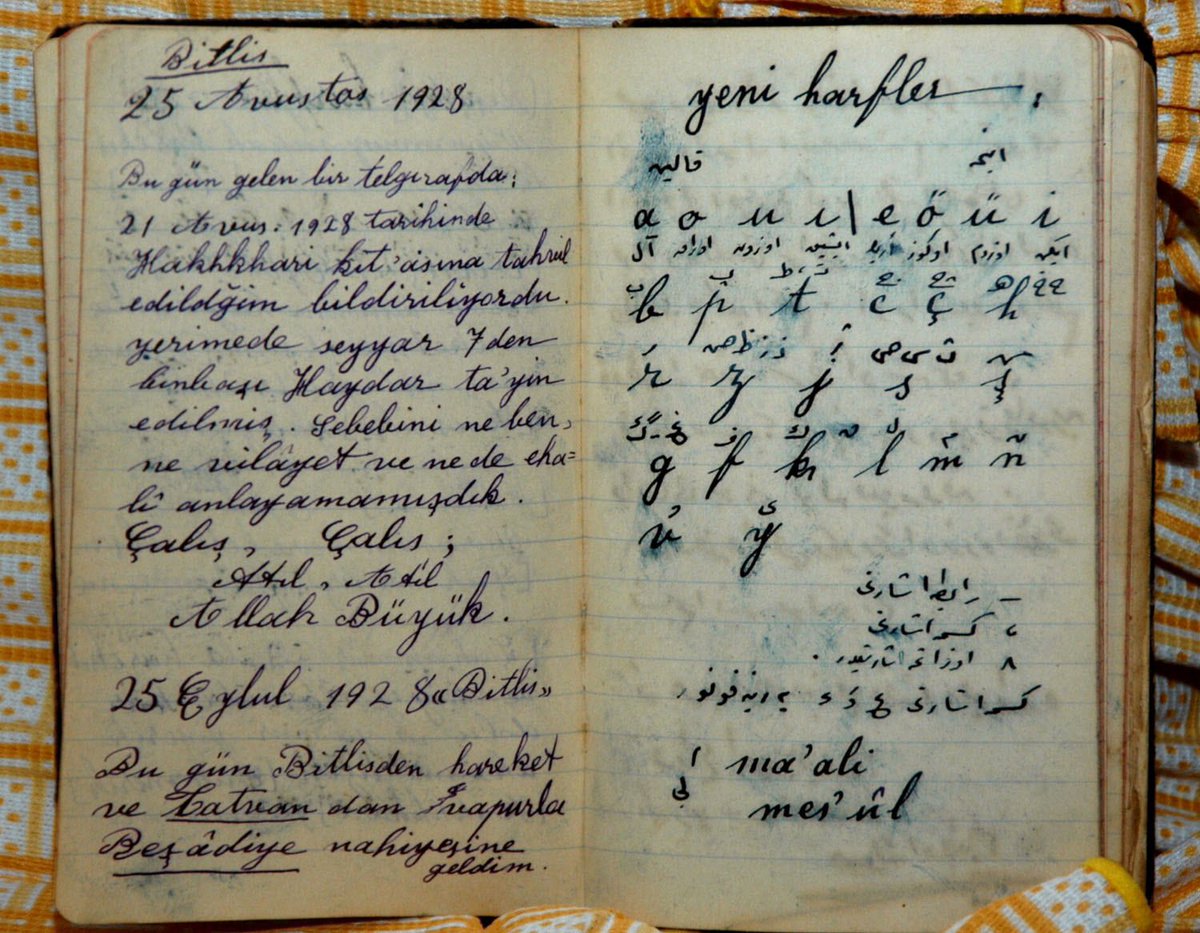 _fatihulas's tweet photo. Bugün, 17 yıldır arşivimde saklı kalan bir Türk subayının günlüklerinden bahsetmek istiyorum.

Önce günlüklerin sahibi hakkında kısa bilgi vereyim.

Adı Seyfettin Boray.

19. yüzyılın sonlarında Harbiye'den mezun olduktan sonra zabit (subay) olarak imparatorluk ordusunda göreve başlamış.

Birinci Dünya Savaşı’nda Rusya’ya esir düşmüş. Bolşevik ihtilalinin ardından 1918’de Ruslar serbest bırakmış.

Polonya, Almanya ve Çekoslavakya'dan geçerek ülkesine dönmüş ve yeniden orduya katılarak görevine devam etmiş.

Milli Mücadele’ye de katılan Seyfettin Boray, Cumhuriyet’in ilanından sonra emekli olana kadar değişik bölgelerde görev almış. 1945 yılında (2. Dünya Savaşı bittiği yıl) hayatını kaybetmiş.

📌Günlüklerini 2007 yılında torunu Erol Dikmen benimle paylaştığında hazine bulmuş gibiydim. Ancak o dönem çalıştığım gazete, haber çalışmamı yayınlamadı.
🗞️Medya her dönem sığ kişilerin elinde olmuştur maalesef. Konuyu dağıtmamak için o kısma girmeyelim.
📌Günlükleri bana aktaran Erol Dikmen de Kıbrıs gazisi emekli bir subaydı. Kıbrıs Harekatı'ndan fotoğraflarını, belgelerini baş köşesinde tutuyordu. Ancak kendisi, dedesi gibi anılarını kayıt altına almamış.

Seyfettin Boray'ın günlüklerine geri dönelim:

🖌️Günlükler, Osmanlı dönemi bir imparatorluk subayının titizliği, disiplini, sistematiği ve seviyesine ilişkin fikir veriyor.
🖌️Doğu ve Güneydoğu Anadolu bölgesinde görev yaptığı dönemdeki olaylara ilişkin gün gün kayıt tutmuş. Çizimler, planlar yapmış.
🖌️Harf İnkılabı üzerine Arap alfabesinden Latin alfabesine geçişle birlikte, günlüğünü de yeni harflere göre tutmaya başladığı görülüyor. Arada yine eski yazıyı kullanıyor. Latin harflerine kısa sürede uyum sağladığı anlaşılıyor. El yazısının güzelliğini ise bitişik el yazısını bırakmış neslin takdir edebileceğinden şüpheliyim.
🖌️Olayların yanı sıra duygularını, düşüncelerini, hayal kırıklıklarını, umutlarını günlüğüne geçiriyor.