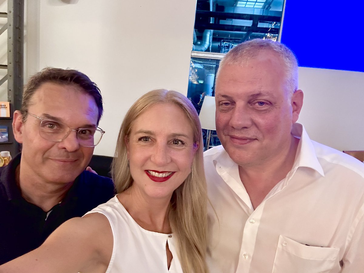 KatjaChrist's tweet photo. Heisses #Podium mit kühlem #UnserBier 🍻
Der Verein und Gastgeber „Werkallianz“ unterstützt ein neuartiges Dialogverfahren bei #Bauprojekten in der Schweiz. Schon vom „Allianzvertrag“ gehört? Juristisch knifflig, setzt aber neue Massstäbe für Grossprojekte in der #Baubranche 😃 https://t.co/btha3QJwpe