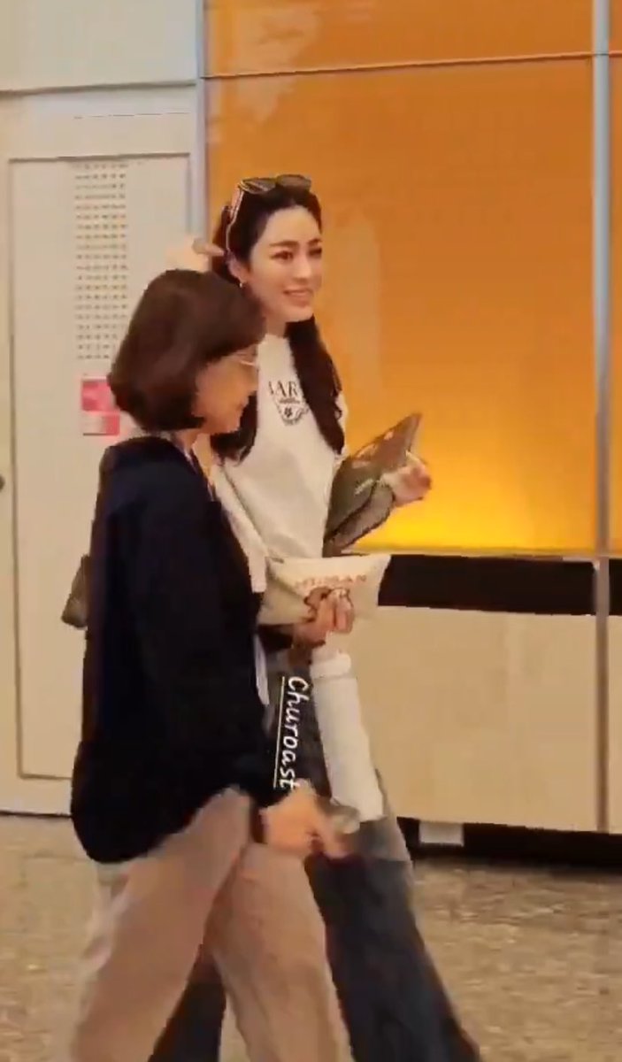 sistersforyou's tweet photo. มาซ้อมทั้งคู่เลยหรอคะวันนี้พี่หลิงลูกน้องไม่สบายนะคะดูน้องด้วยนะค้าบ

GET WELL SOON ORM 
#OrmKornnaphat 
#ออมกรณ์นภัส 
#หลิงออม https://t.co/RcIa5PWSjj