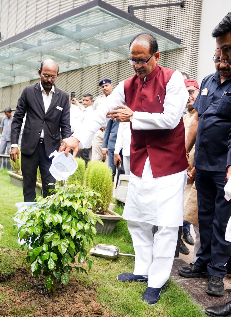 ChouhanShivraj's tweet photo. प्रतिदिन पौधरोपण के संकल्प के क्रम में आज रांची में पौधा रोपा।

पेड़-पौधे सुखद जीवन का आधार हैं। आप सभी से आग्रह है कि विभिन्न अवसरों पर पौधे अवश्य लगाएं।

#OnePlantADay https://t.co/hScQRNMJ7F