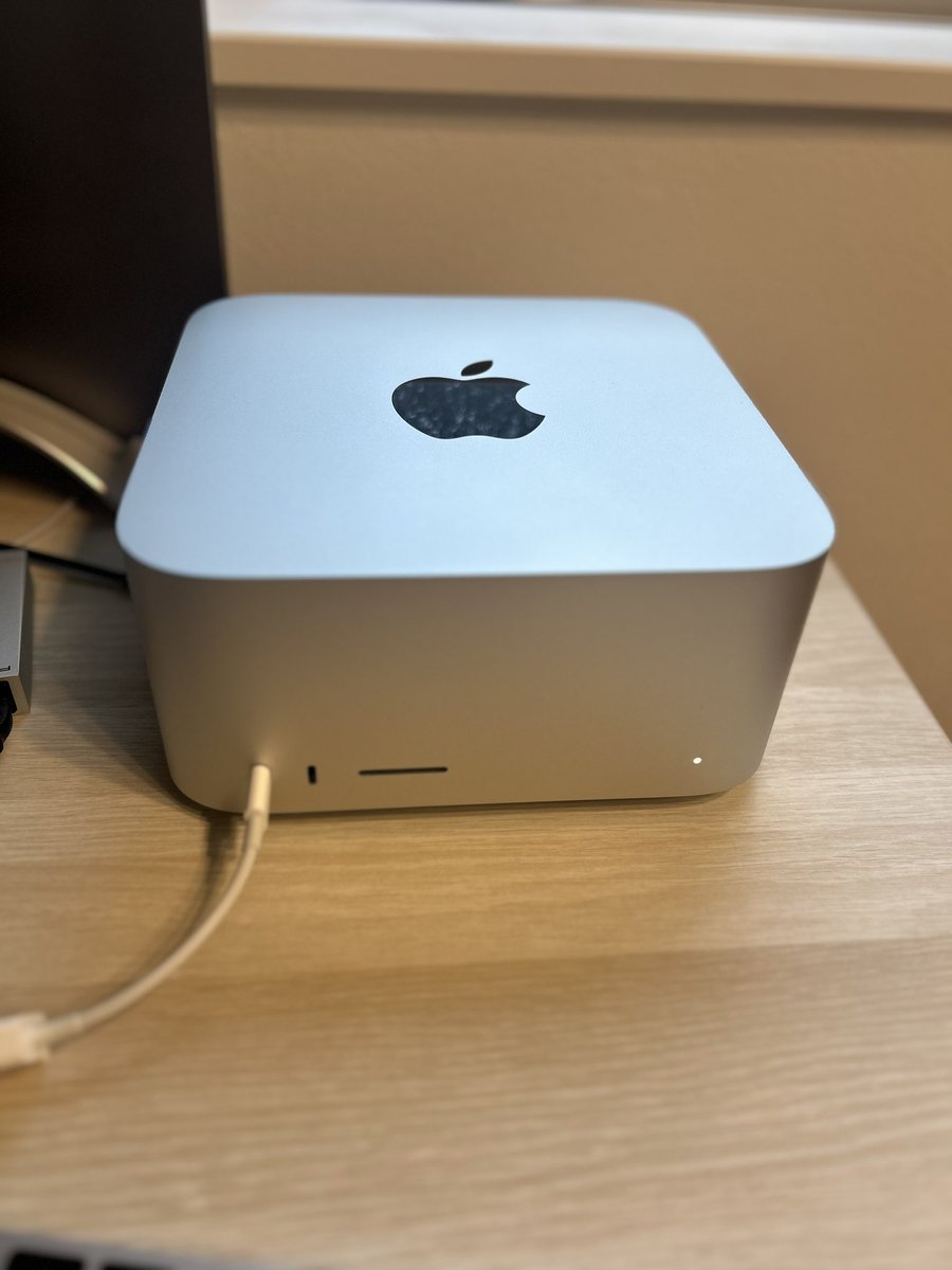 tsukapon1173's tweet image. 動画編集の環境改善のためにデスクトップPCとNASを購入しました✨
NASは18TB×2台のHDDでRAID1構成にしたので基本的なバックアップはなんとか大丈夫なはず😌
#MacStudio #apple #NAS #RAID1 #synology #マックスタジオ