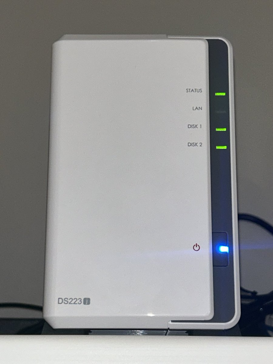 tsukapon1173's tweet image. 動画編集の環境改善のためにデスクトップPCとNASを購入しました✨
NASは18TB×2台のHDDでRAID1構成にしたので基本的なバックアップはなんとか大丈夫なはず😌
#MacStudio #apple #NAS #RAID1 #synology #マックスタジオ