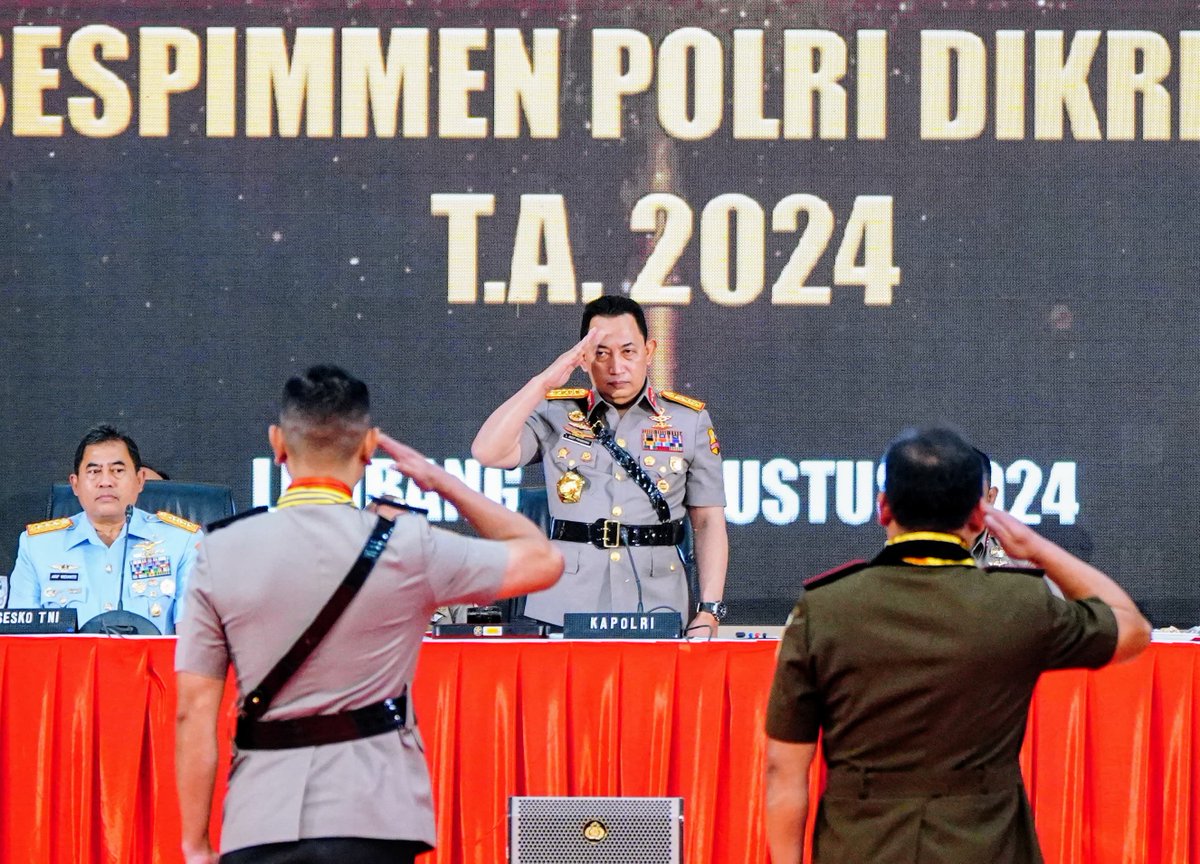 ListyoSigitP's tweet photo. Alhamdulillah saya berkesempatan menjadi Inspektur Upacara Penutupan Pendidikan Sespimti Polri Dikreg ke-33 dan Sespimmen Polri Dikreg ke-64 T.A. 2024 di Gedung Utaryo Suryawinata, Sespim Lemdiklat Polri.

Saya ucapkan selamat atas berakhirnya rangkaian pendidikan yang telah dijalani seluruh Serdik, baik dari TNI-Polri, Kejagung, Kemenkumham maupun Serdik mancanegara. Pada kesempatan ini saya juga turut meresmikan Hoegeng Memorial, Taman Kebijaksanaan dan melaksanakan Pencanangan Pembangunan RS Bhayangkara Tk. IV Sespim Lemdiklat Polri.

Tak lupa saya berpesan kepada seluruh Serdik agar terus menjadi sosok Polri yang Tegas, Humanis dan Merakyat dengan memegang Prinsip Polri Presisi sebagai modal membangun bangsa menuju Indonesia Emas 2045.

Salam Presisi

#listyosigitp 
#sespimtipolridikreg33
#sespimmenpolridikreg64