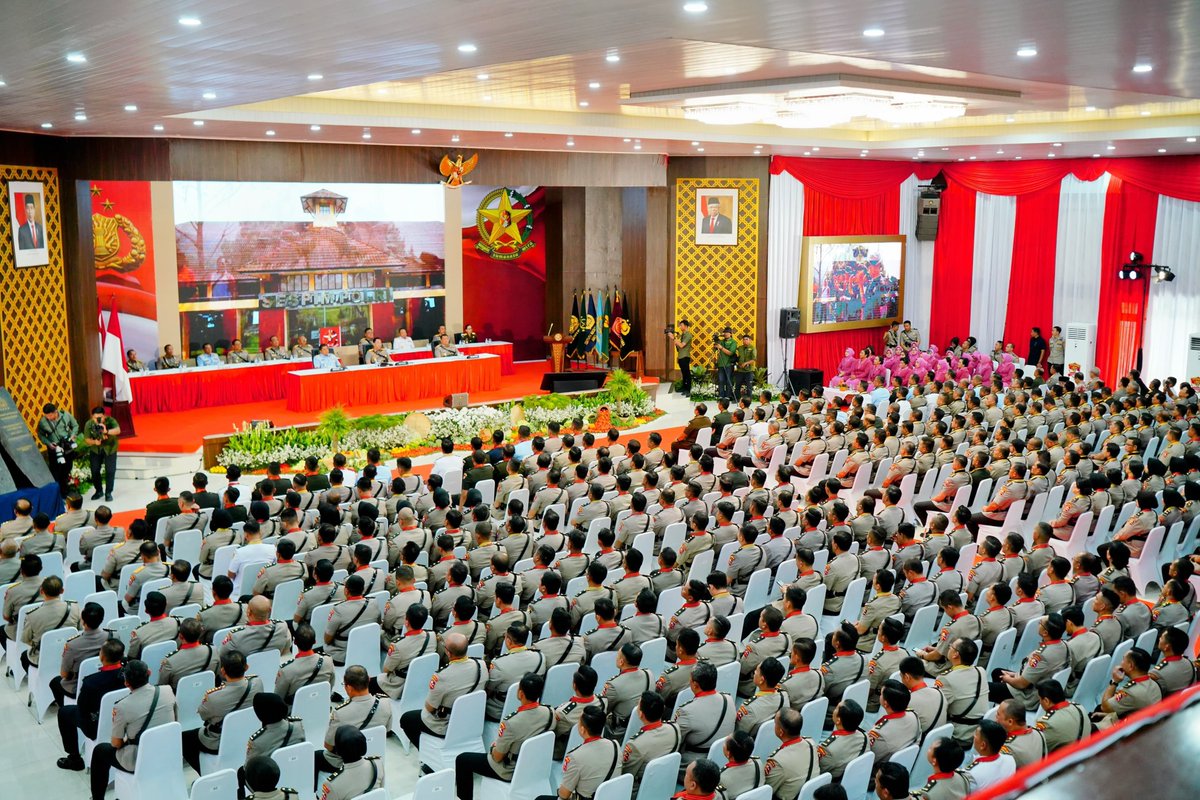 ListyoSigitP's tweet photo. Alhamdulillah saya berkesempatan menjadi Inspektur Upacara Penutupan Pendidikan Sespimti Polri Dikreg ke-33 dan Sespimmen Polri Dikreg ke-64 T.A. 2024 di Gedung Utaryo Suryawinata, Sespim Lemdiklat Polri.

Saya ucapkan selamat atas berakhirnya rangkaian pendidikan yang telah dijalani seluruh Serdik, baik dari TNI-Polri, Kejagung, Kemenkumham maupun Serdik mancanegara. Pada kesempatan ini saya juga turut meresmikan Hoegeng Memorial, Taman Kebijaksanaan dan melaksanakan Pencanangan Pembangunan RS Bhayangkara Tk. IV Sespim Lemdiklat Polri.

Tak lupa saya berpesan kepada seluruh Serdik agar terus menjadi sosok Polri yang Tegas, Humanis dan Merakyat dengan memegang Prinsip Polri Presisi sebagai modal membangun bangsa menuju Indonesia Emas 2045.

Salam Presisi

#listyosigitp 
#sespimtipolridikreg33
#sespimmenpolridikreg64
