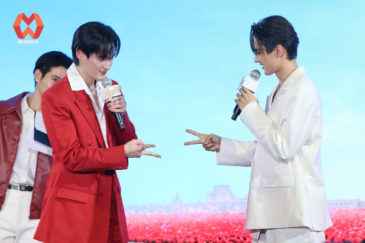 webmixmaya's tweet photo. "เก้า-นพเก้า” และ “ไมกี้-ปณิธาน” ร่วมเล่นเกมกับแฟนๆผู้โชคดีอย่างสนุกสนานในงาน "FINELINE FABRIC CARE PERFUME COLLECTION"
#MikexFriendOfFineline
#ไมกี้ปณิธาณ #mikepanitan
#KaoxFriendOfFineline
#เก้านพเก้า #number_9th
#FinelinePerfumeCollection https://t.co/APvffT7Aml