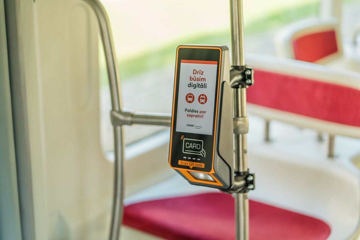 SatiksmeLiepaja's tweet photo. 🚎Ilgi gaidīta ziņa liepājniekiem! Jau aptuveni pēc mēneša Liepājas sabiedriskajā transportā varēs sākt izmantot e-biļetes.

👌Elektronisko norēķinu sistēmas ieviešana notiks pakāpeniski pa posmiem.

Vairāk: https://t.co/ezeJyb2TVL https://t.co/pCTURPbb39