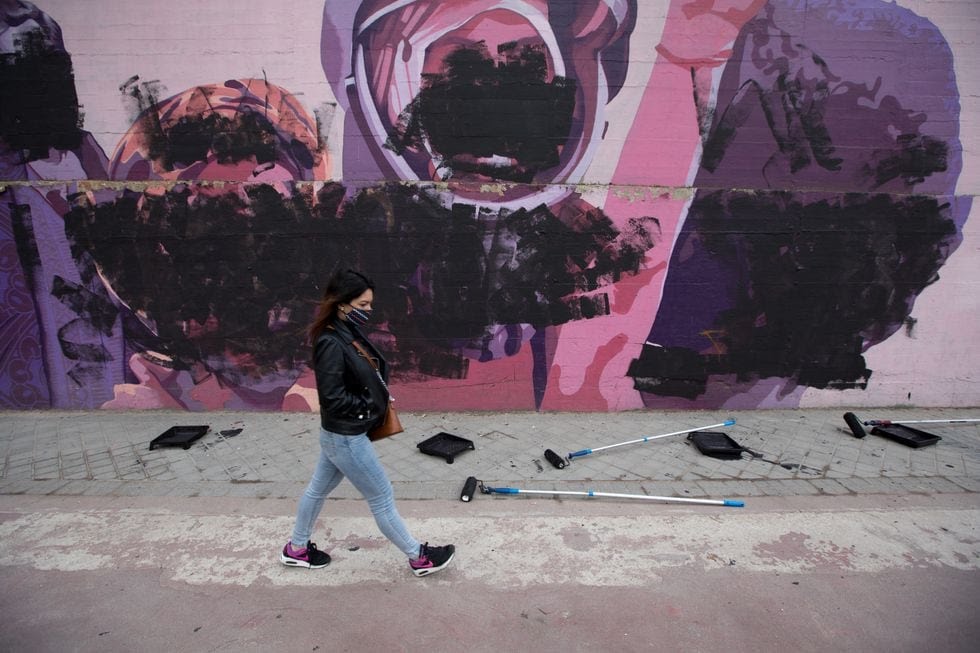 Este ultraderechista se llama Luis Felipe Ulceia, era dirigente de VOX y hoy ha sido condenado a pagar 10.000 euros por vandalizar el mural feminista de Ciudad Lineal en Madrid.