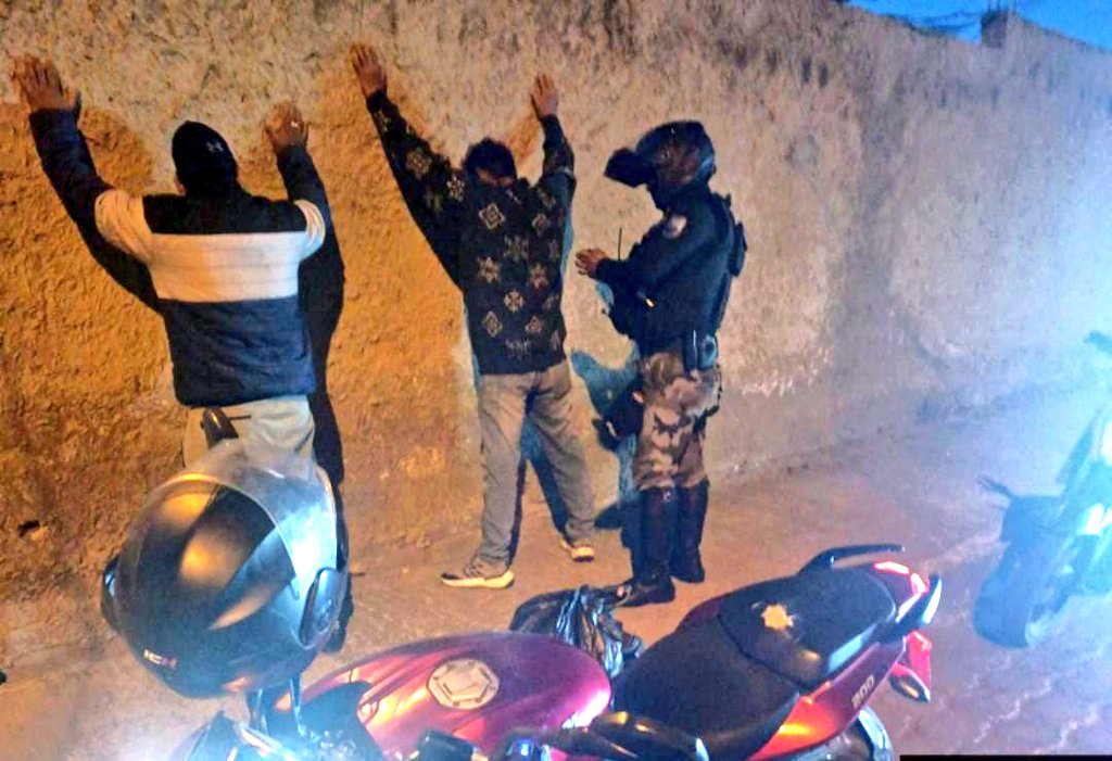 PoliciaEcuador's tweet photo. EJECUTAMOS OPERATIVOS NOCTURNOS PARA REFORZAR LA SEGURIDAD 🚨 👮‍♀️👮

En #Loja y #Pichincha realizamos control de autos, motocicletas, polarizados, placas, registros a personas, a fin de evitar actos delictivos y mantener la seguridad de la ciudadanía durante la noche.

#PolicíaEcuador
#ServirYProteger