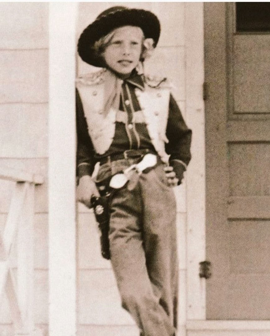 womensart1's tweet photo. Canadian singer-songwriter, musician and painter Joni Mitchell, aged about 10 yrs old #WomensArt https://t.co/58SgUfwvke
