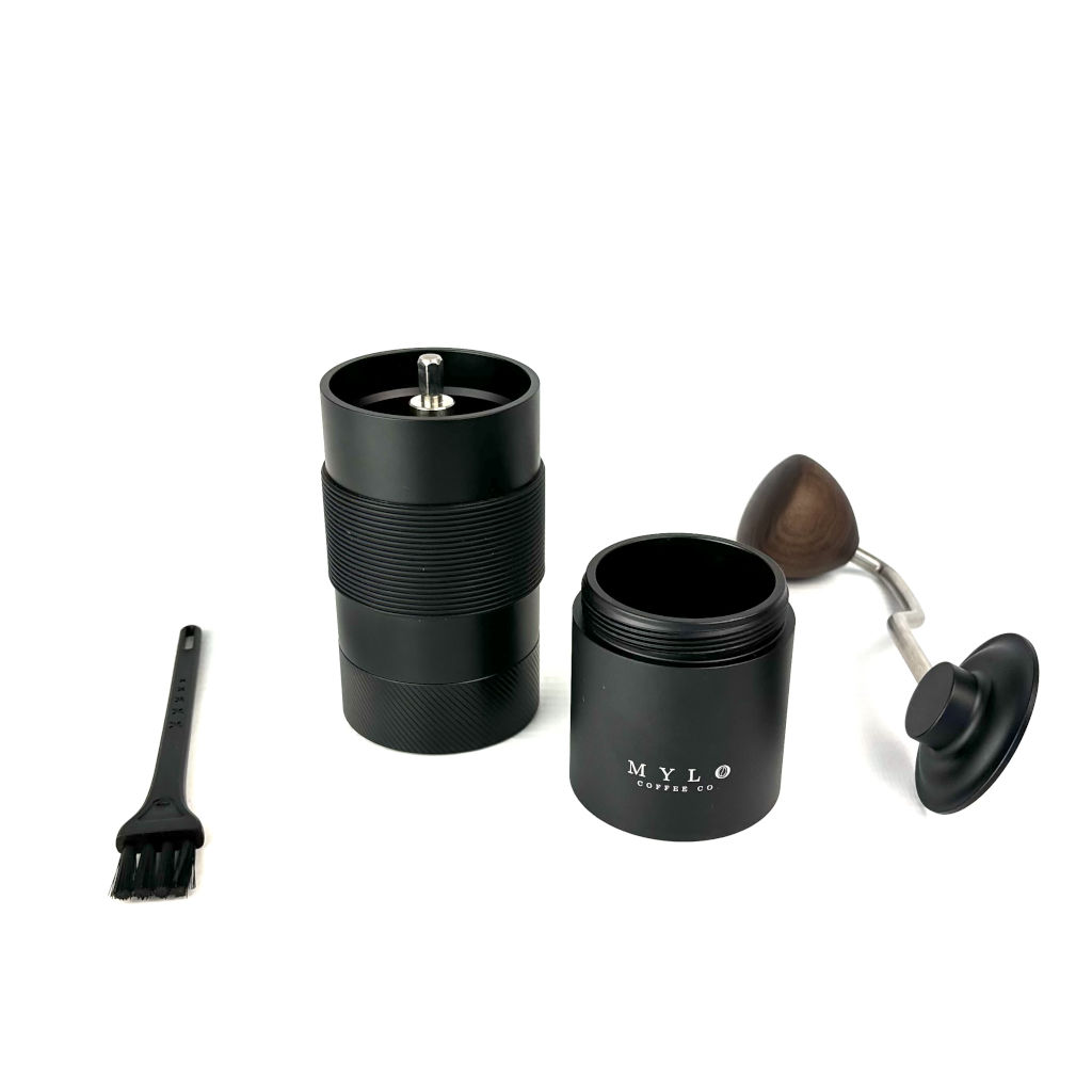 capecoffeebeans's tweet photo. The SG1 is Mylo's midweight daily driver, with a solid set of burrs and a 30g bean capacity. Head to our site for more info, and feel free to come see it live in-store with Mylo's founders at 9:30 on Saturday!
https://t.co/YUm3vBbZeL
#specialtycoffee #coffeegrinder #handgrinder https://t.co/uAoRMxn0vs