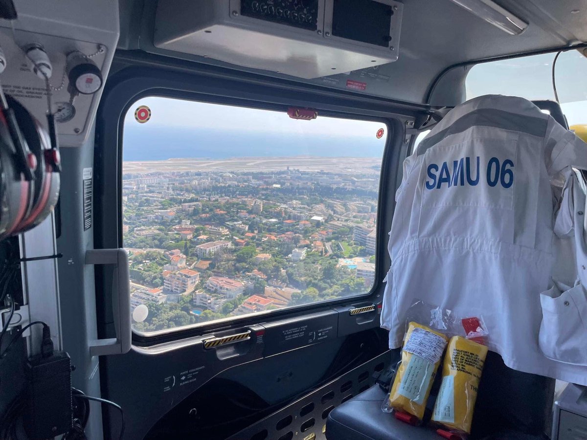 ActuSamu's tweet photo. [ ActuSAMU - Transfert ] : Le #SAMU06 du CHU de Nice déploie son #HéliSMUR 🚁 au Centre Hospitalier de Bastia dans le cadre d’un transfert pédiatrique 👶 à destination de la Fondation Lenval 🏥 

🤝 Parfaite collaboration https://t.co/78n9aSJwgb