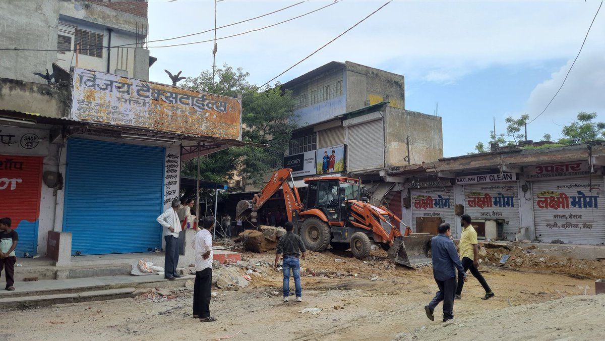 DevelopingRaj's tweet image. The place where JCB is parked used to be the Juice center shop that collapsed last night at Shopping Center, Jawahar Nagar, Jaipur.
The shop was old and the owner was building couple of more floors without any structural consideration.
Thankfully no one got hurt.