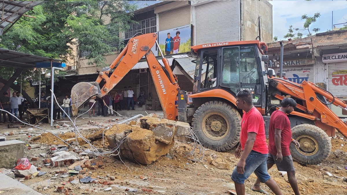 DevelopingRaj's tweet image. The place where JCB is parked used to be the Juice center shop that collapsed last night at Shopping Center, Jawahar Nagar, Jaipur.
The shop was old and the owner was building couple of more floors without any structural consideration.
Thankfully no one got hurt.
