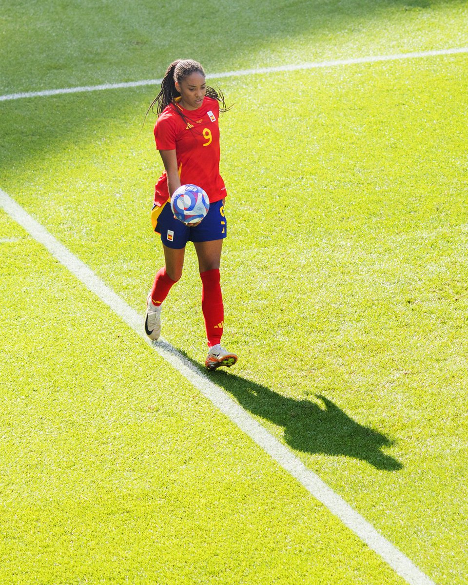 pgarodenas's tweet photo. España femenina en sus primeras Olimpiadas.
@SalmaParalluelo a pesar de no estar acertada de cara a portería, en lo colectivo aportó mucho jugando hasta de lateral para el cuarto puesto olímpico.
📷 @pgarodenas https://t.co/SAatfI2Oyz