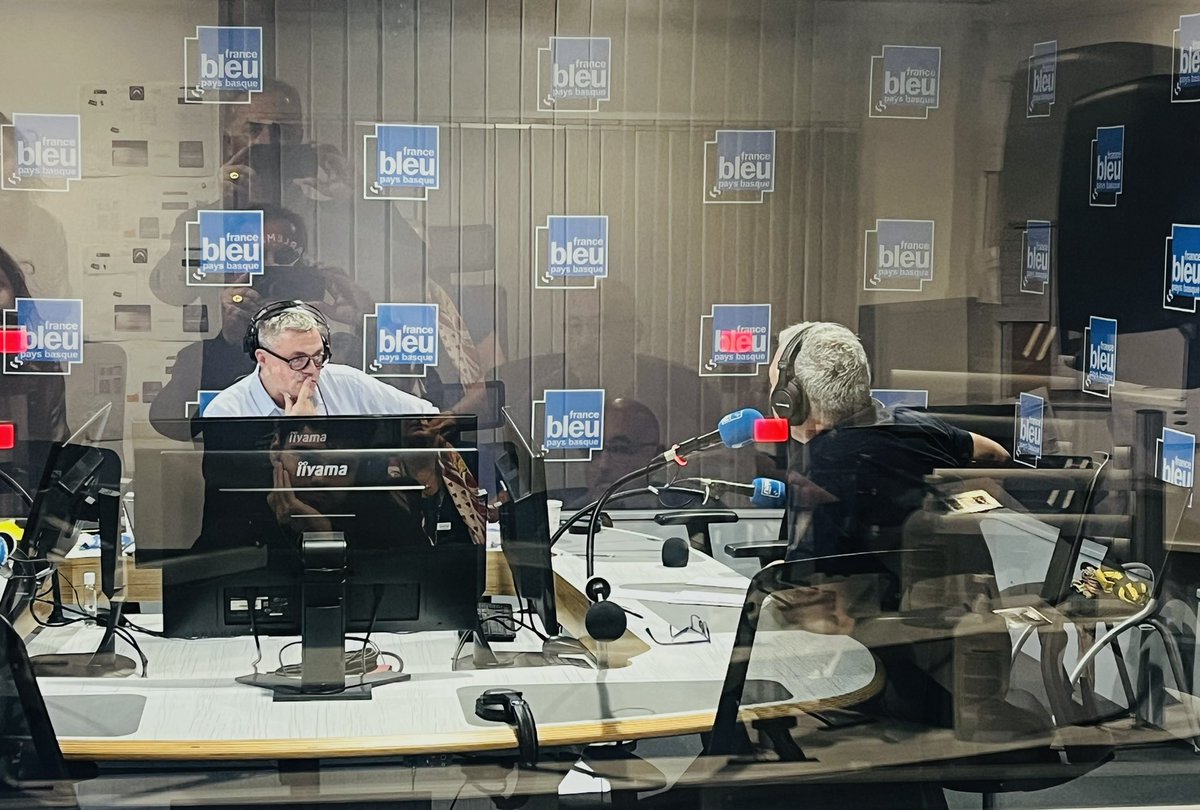stephanegrant's tweet photo. La chronique de @TDarguy, directeur de France Bleu Pays basque : la musique au Pays basque, des répertoires bien vivants ☀️

#FranceMusique le 7/9 de @jburbain en direct de @Bleu_Basque 

https://t.co/kvtFBGIkJE https://t.co/OxNSCOGU6J