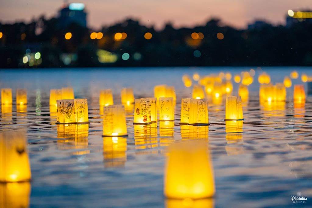 Travel_2Romania's tweet photo. #WishFest, festivalul lampioanelor, are loc pe 31 august si 1 septembrie.
Puteti lansa un lampion cu o dorinta pe Lacul Titan, la apus. Accesul e gratuit. #București
https://t.co/2Cuc0JYKxU https://t.co/HXG2Zs69rx