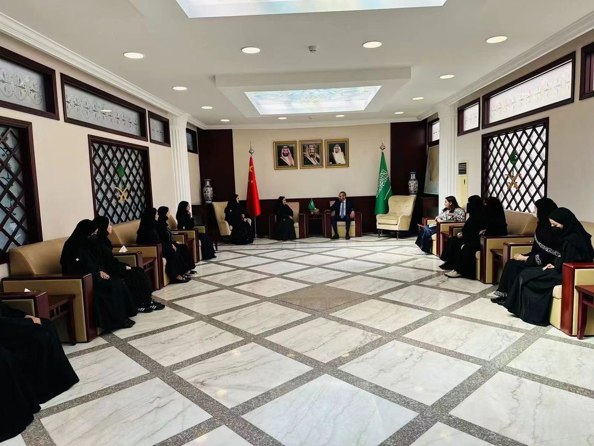 ksaembassyCHINA's tweet photo. التقى معالي سفير #خادم_الحرمين_الشريفين أ.عبدالرحمن الحربي وفد من طلبة جامعة الأميرة نورة برئاسة د.هدى الدويغري،استعرض خلاله برنامج الزيارة والتأكيد على ما توليه قيادتي البلدين من اهتمام في تعزيز التواصل الثقافي بينهما ومنها تعلم اللغة الصينية،كما أجرى معاليه نقاش مفتوح مع الطلبة https://t.co/513rvCjJ9c
