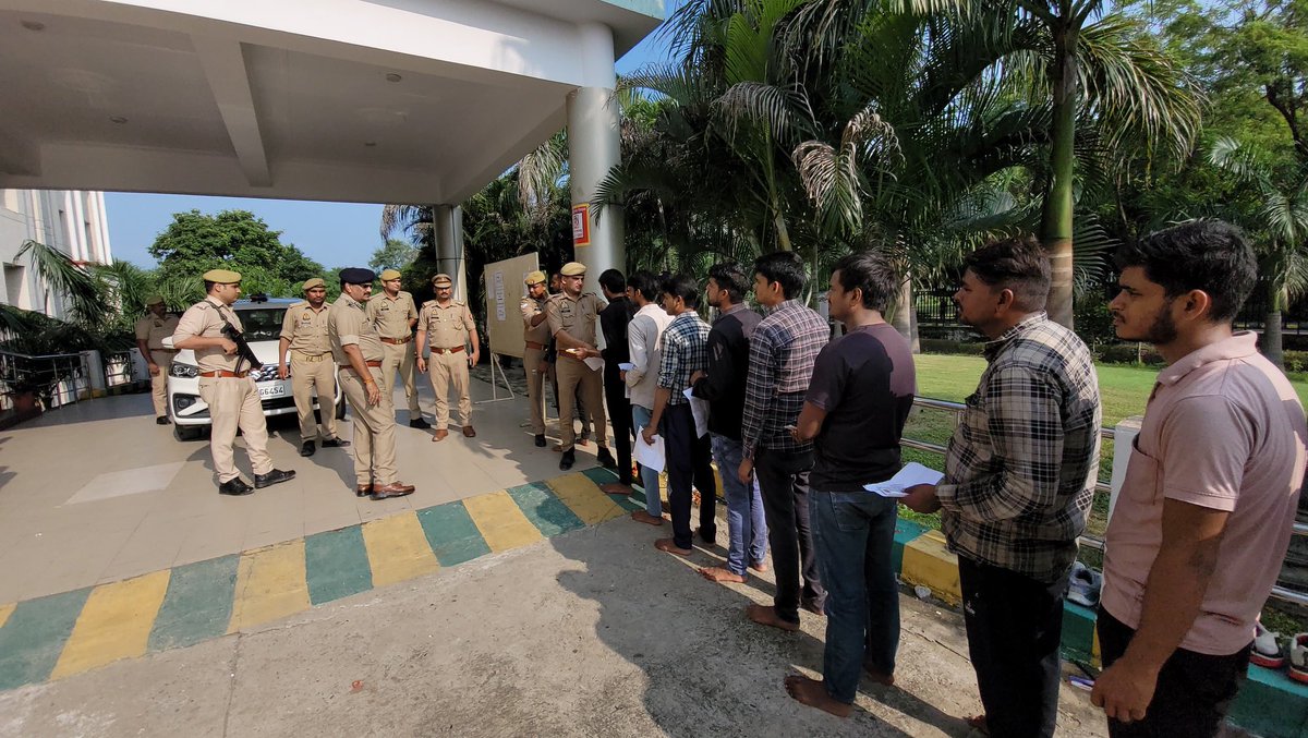 कानपुर : पुलिस भर्ती का चौथा दिन. पहली पाली मे 69 सेंटर्स पर हुआ एग्जाम. सेंटर्स के बाहर देर रात से ही बड़ी संख्या मे पहुंचें अभ्यर्थी.