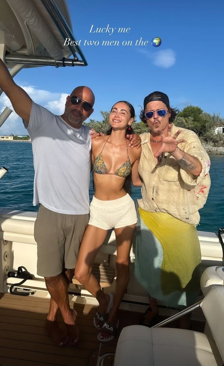 🆕 photo of Johnny 🌊🌞 
... very playful and cute 🥰 
📸 anatanaka IG stories 
#JohnnyDepp 🩷