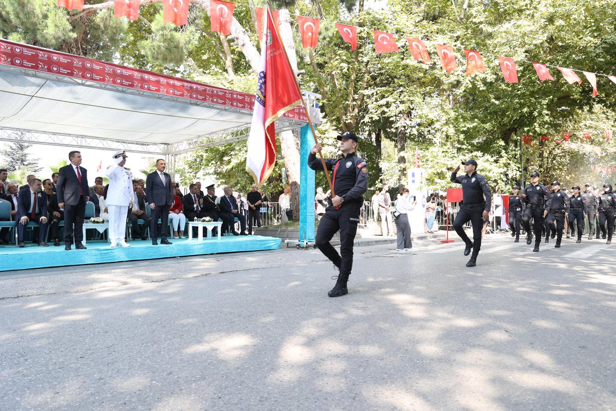 TC_Zonguldak's tweet photo. 🇹🇷30 Ağustos Zafer Bayramı Kutlamaları kapsamında gerçekleştirilen Resmi geçit töreni halkımız ile İl protokolü tarafından ilgiyle izlendi. https://t.co/QnE073QDfl