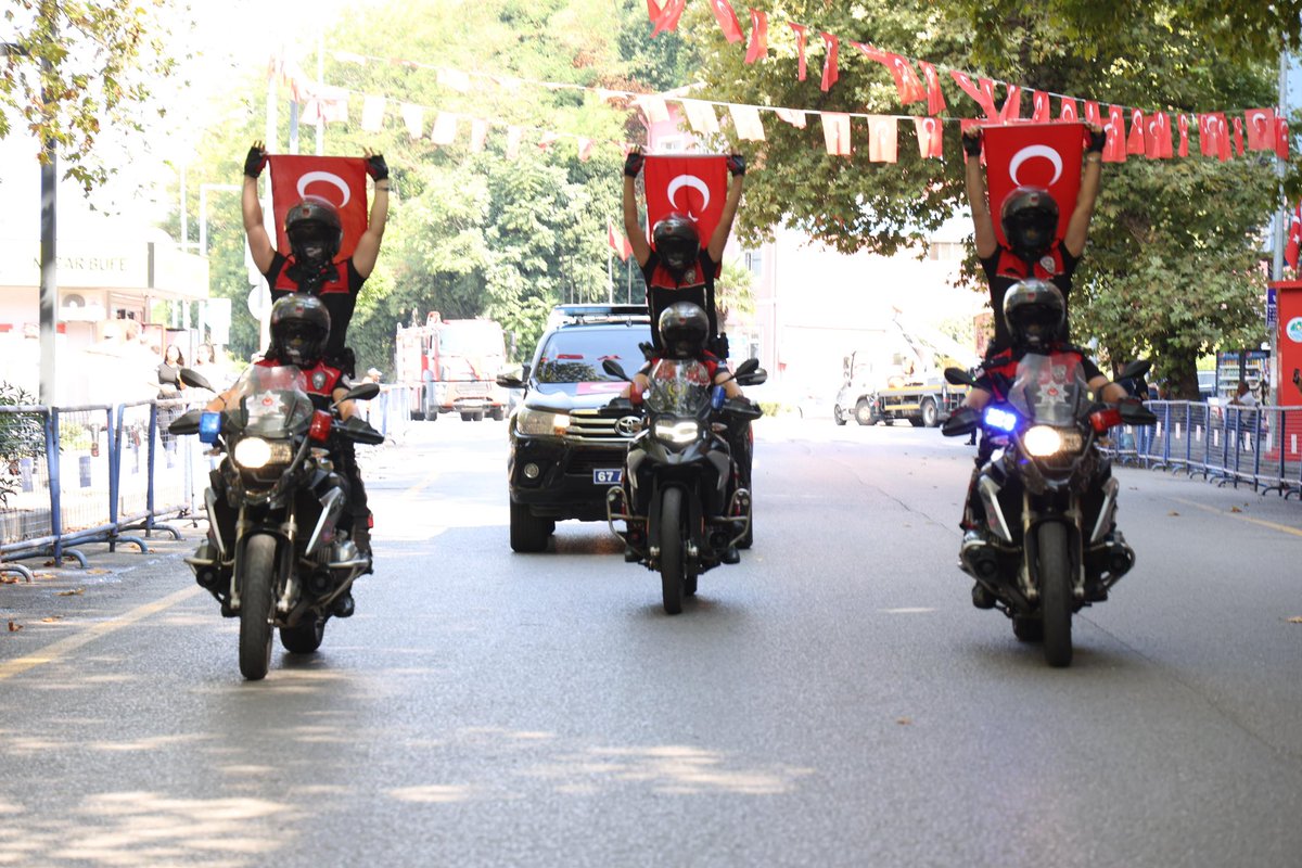 TC_Zonguldak's tweet photo. 🇹🇷30 Ağustos Zafer Bayramı Kutlamaları kapsamında gerçekleştirilen Resmi geçit töreni halkımız ile İl protokolü tarafından ilgiyle izlendi. https://t.co/QnE073QDfl